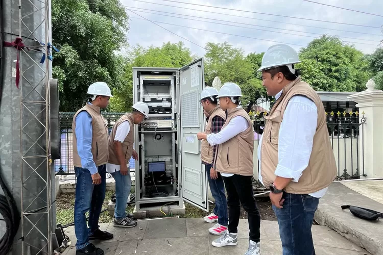 Tim Ekspedisi Jaringan Andal IOH memantau BTS di kawasan Malioboro Yogyakarta.