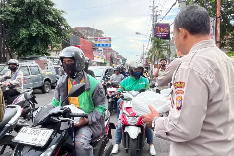 Jajaran Polresta Yogyakarta Bagi-bagi Makanan kepada Pengguna Jalan Jelang Buka Puasa