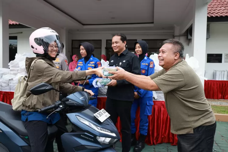 Jajaran Polda DIY saat membagikan takjil ke warga