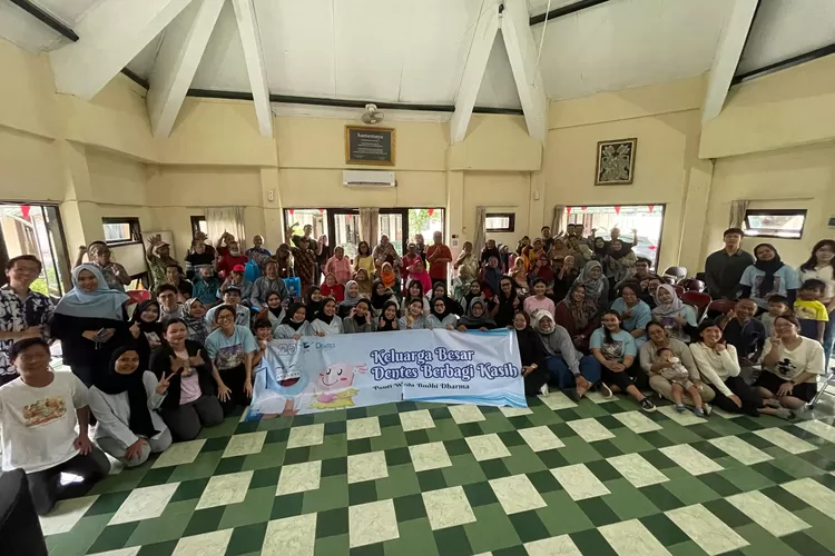 Keluarga Besar Klinik Gigi Dentes mengunjungi Panti Wreda Budhi Dharma, Kota Yogyakarta.