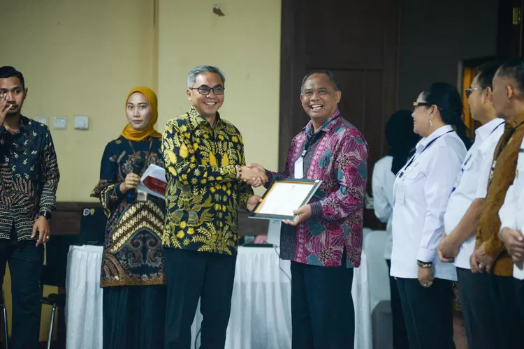 Bupati Sleman Harda Kiswaya, menerima piagam apresiasi atas capaian Kabupaten Sleman sebagai peringkat pertama se-Provinsi Daerah Istimewa Yogyakarta dalam Monitoring Center for Prevention (MCP) Komisi Pemberantasan Korupsi (KPK).