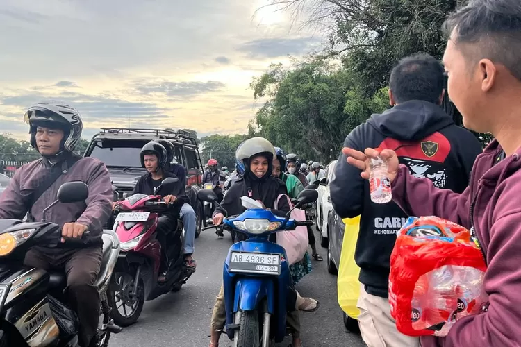 BTA dan GMX saat melakukan bagi-bagi takjil di Kawasan Alun-alun Utara Kota Yogyakarta.