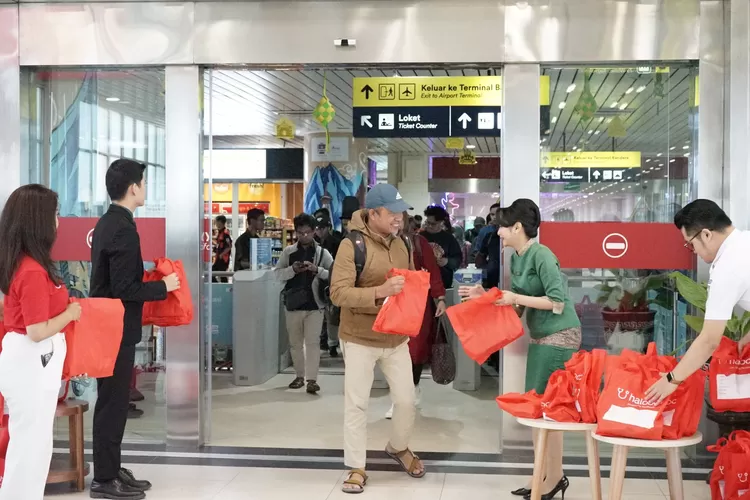 Para penumpang KA Bandara di YIA.