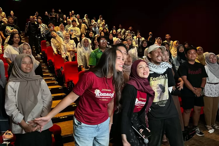 Para Pemain Film Komang s menyapa penonton di XXI Jogja City Mall (JCM). 