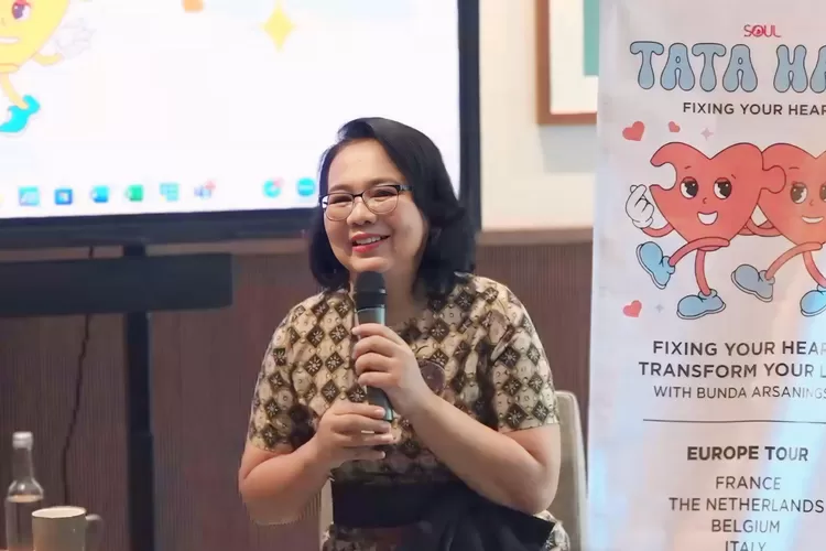 Warga Belanda ikut meditasi dan talkshow bersama YCCK dan Bunda Arsaningsih, guru meditasi dan pakar energi dari Pulau Bali.