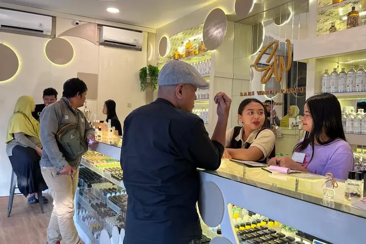 Toko parfum legendaris asal Yogyakarta, Sari Wangi Parfum, terus mempertahankan eksistensinya sejak berdiri tahun 1968.  (Dok.)