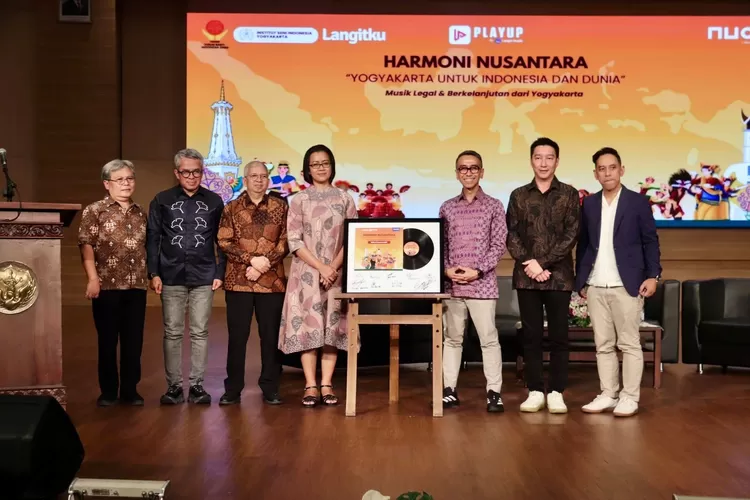 Penandatanganan Simbolis oleh Gusti Kanjeng Ratu Mangkubumi, CEO Nuon, Aris Sudewo, CEO PlayUp by Langit Musik, Pascal Lesmana, Perwakilan Yayasan Tunas Bakti Indonesia Emas, Anis Ilahi Wahdati, VP Digital Music Nuon, dan pihak lainnya. (Dok.)