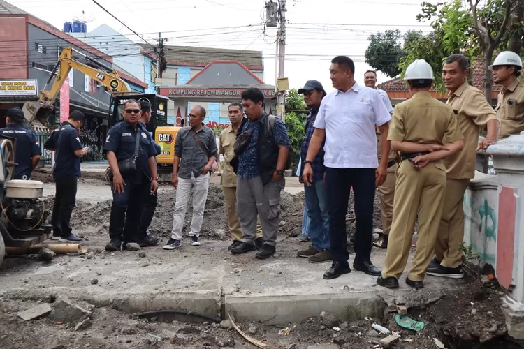 Komisi C DPRD Kota Yogyakarta melakukan inspeksi mendadak (sidak) terhadap proyek saluran air hujan (SAH) di sejumlah titik pada Senin (27/10/2025). (dok.)