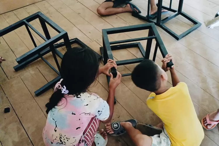 Toko Kopi Tuku (TUKU) bersama mitra konservasi Bumiterra menyerahkan kursi dan meja belajar hasil daur ulang plastik kepada siswa-siswi SDN 24 Rumbih, Kalimantan Barat.  (dok.)