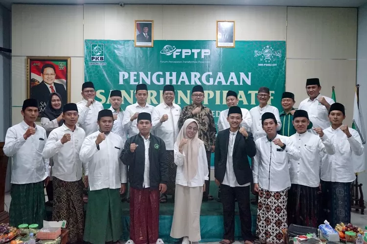 Forum Percepatan Transformasi Pesantren (FPTP) Regional DIY, kolaborasi antara RMI PWNU DIY dan DPW PKB DIY menggelar malam penganugerahan bagi santri inspiratif, berprestasi, dan berdedikasi. (dok.)