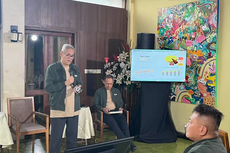 Ketua Dewan Komisioner LPS, Prof. Dr. Anggito Abimanyu saat menyampaikan paparan dalam media gathering Jateng&ndash;DIY, di Yogyakarta, Sabtu (15/11/2025).  (dok.)