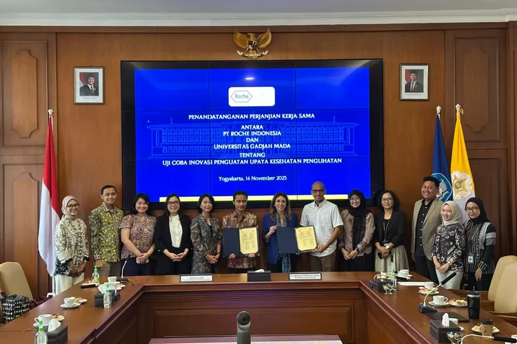Roche Indonesia bersama Fakultas Kedokteran, Kesehatan Masyarakat dan Keperawatan Universitas Gadjah Mada (FK-KMK UGM)  menandatangani Perjanjian Kerja Sama (PKS) untuk proyek percontohan penanganan komprehensif RD. (dok.)