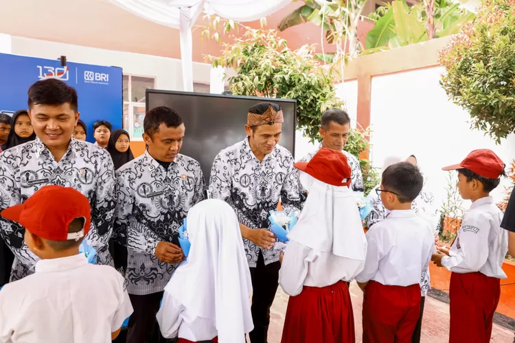 BRI Peduli Wujudkan Kepedulian Lewat Bantuan Sekolah di Hari Guru Nasional