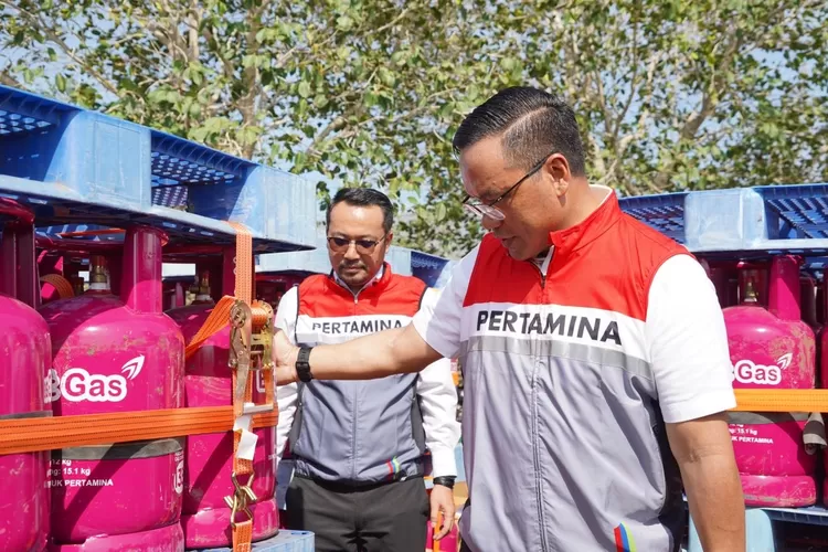 Direktur Utama Pertamina Simon Aloysius Mantiri didampingi Direktur Utama Pertamina Patra Niaga Mars Ega Legowo Putra menyaksikan langsung proses pengiriman pertama LPG menggunakan sling load. (Dok.)