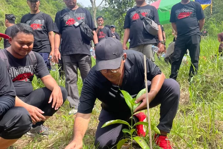 Ketua DPRD Kota Yogyakarta, Wisnu Sabdono Putro melalukan aksi tanam pohon yang sarat filosofi budaya dan pesan kepemimpinan. (Dok.)