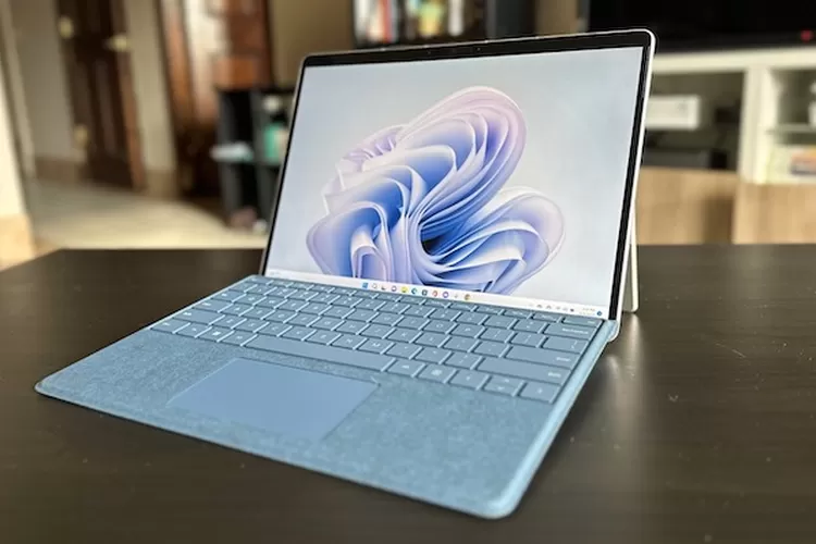 Microsoft Surface Pro 9 merupakan perpaduan sempurna antara tablet dan laptop.*