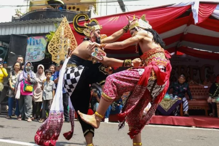 Acara Kenduri dan Kirab Budaya dalam Grebeg Kutowinangun Kidul Kota Salatiga berjalan meriah dengan mengusung tajuk &ldquo;Nguri-nguri Kabudayan Leluhur&rdquo;.  