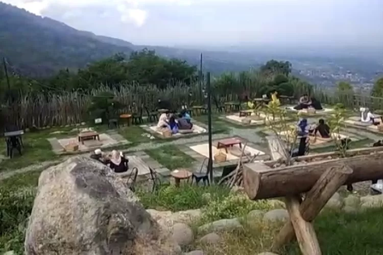 Arunika Eatery Caffe Wisata Kuliner Sambil Menikmati Keindahan View Gunung Ciremai Dan Kota 0936