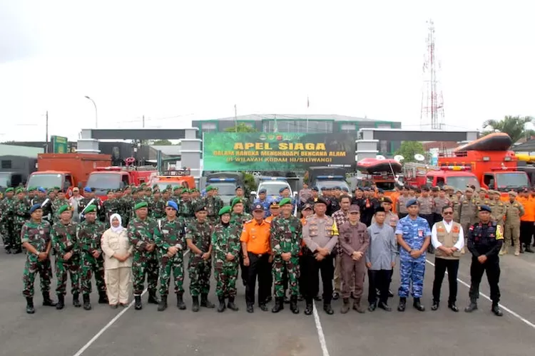 Apel Siaga Bencana Gabungan TNI-Polri Dan BPBD Di Lapangan Makodim 0612 ...