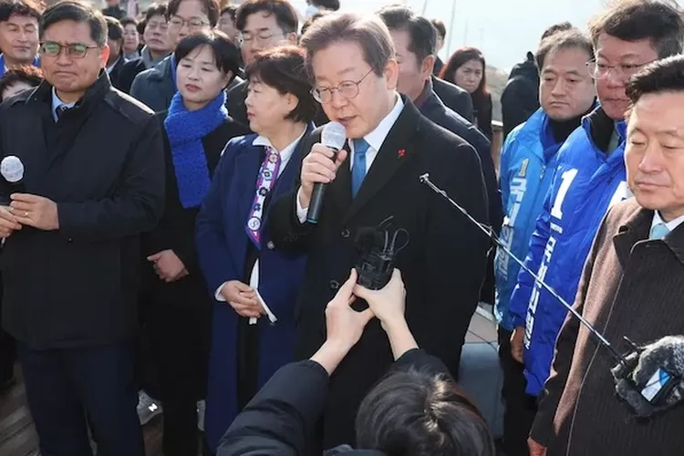 Detik-detik Lee Jae Myung sedang melakukan wawancara sebelum kejadian penusukan terjadi.  (reuter.com)