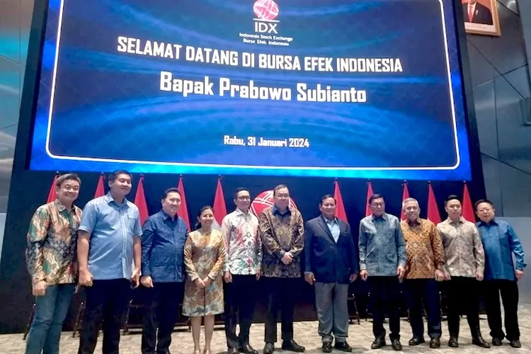 Dalam kunjungannya ke Bursa Efek Indonesia (BEI), Capres&nbsp;Prabowo Subianto ditemani Garibaldi 'Boy' Thohir, Maruarar Sirait, dan Pieter Tanuri pemilik emiten Bali United.*