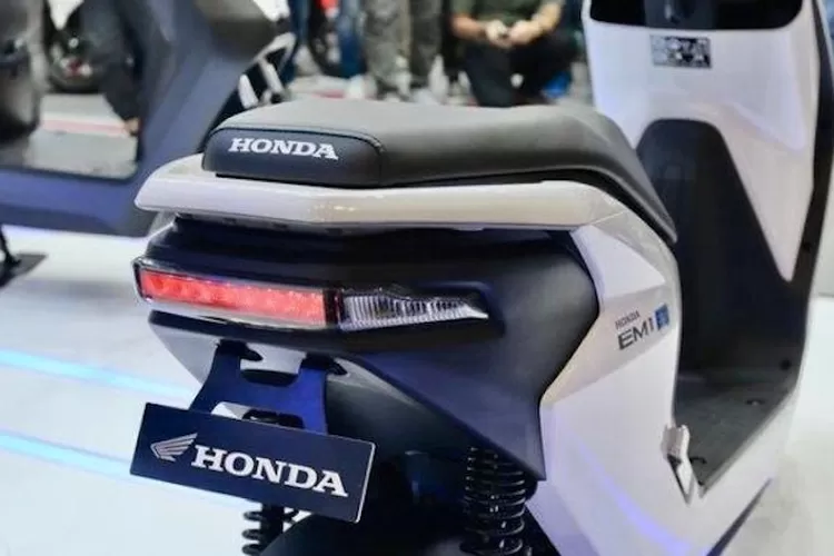 Honda EM1 e: menghadirkan sensasi berkendara sepeda motor listrik yang berbeda dengan berbagai keunggulan.*