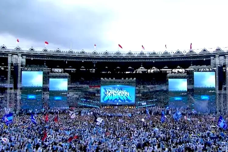 Massa pendukung paslon nomor urut 02 Prabowo Subianto-Gibran Rakabuming Raka ubah stadion Gelora Bung Karno (GBK) (@karimmcdonie&nbsp;)
