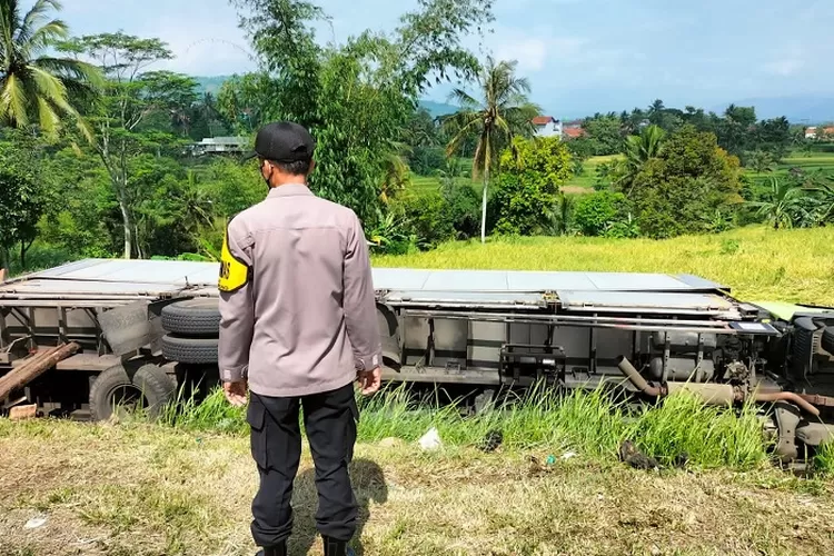 Kecelakaan Tunggal Akibatkan Truk Fuso Masuk Parit Di Jalan Raya Garut