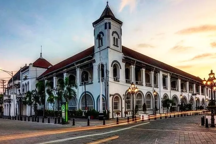 Kota Lama Semarang juga dipenuhi dengan bangunan-bangunan megah yang kental akan pengaruh arsitektur Eropa, yang hingga saat ini masih berdiri kokoh.*