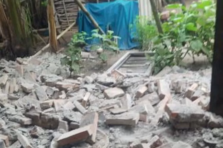 Gempa 6,5 SR di Garut merusak bangunan di Jawa Barat, korban luka.   2 / 2 (Humas Kodim 0625 Pangandaran)