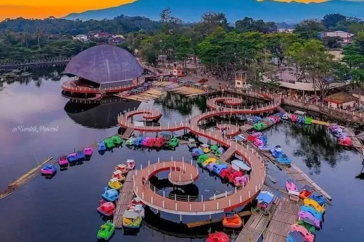Situ Bagendit kini telah menjadi salah satu tujuan wisata yang sangat populer di Kabupaten Garut.*&nbsp; (Instagram&nbsp;@jawabaratbeautiful)
