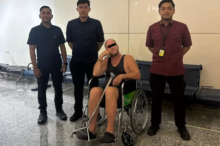 Akibat kepemilikan sajam dan&nbsp;overstay, WNA Amerika Serikat dan Nigeria dideportasi ke negara asalnya oleh Imigrasi Denpasar, Bali.*&nbsp; (Detensi Imigrasi Denpasar)