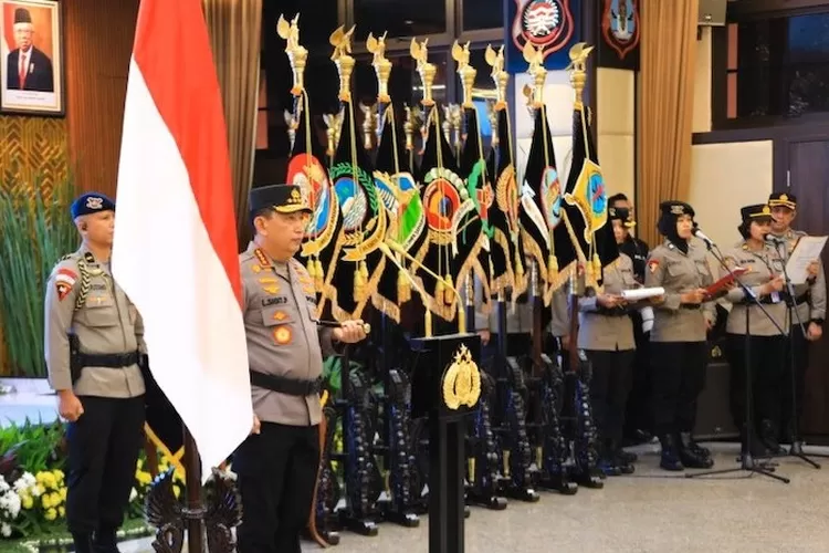 16 perwira tinggi Polri naik pangkat. Kapolri Jenderal Listyo Sigit pimpin upacara di Mabes Polri. 