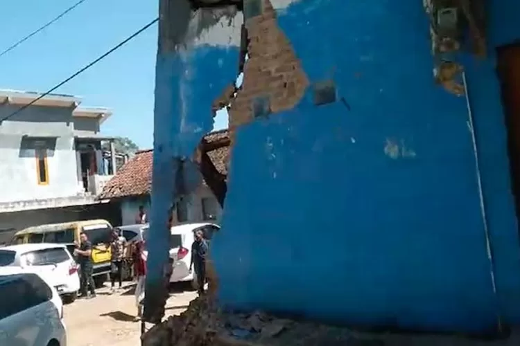 Gempabumi yang berpusat di 7.19 LS dan 107.67 BT itu berdampak pada kerusakan sejumlah rumah warga di Pangalengan dan Kertasari, Kabupaten Bandung.*