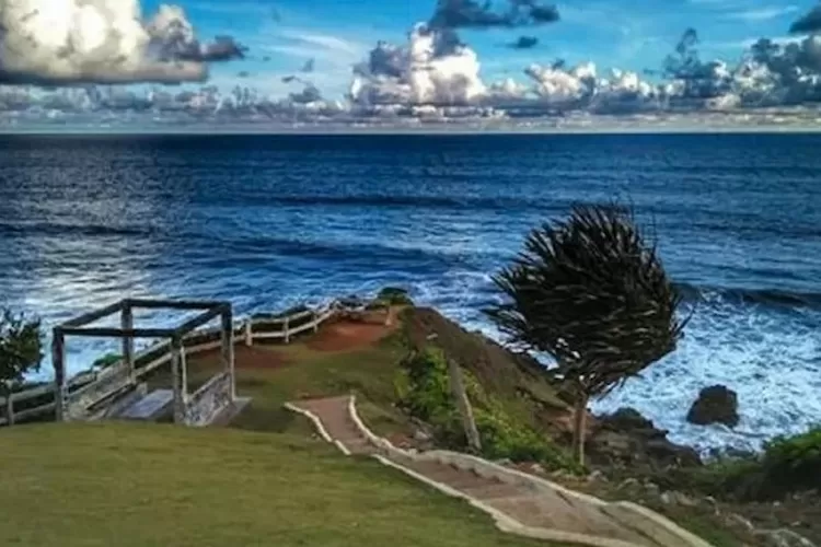 Pantai Karang Tawulan, sebuah permata tersembunyi di Kabupaten Tasikmalaya, Jawa Barat, menawarkan pesona alam yang luar biasa.*