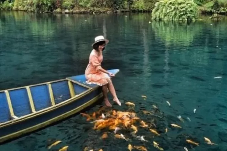 Ingin merasakan sensasi berenang di danau dengan air sebening kristal? Telaga Nila di Majalengka bisa menjadi destinasi yang tepat.*