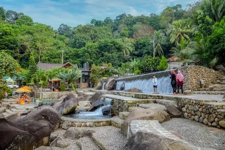 Nikmati keindahan Taman Batu Purwakarta, destinasi wisata alam di kaki Gunung Burangrang. Dilengkapi kolam alami, camping ground, dan penginapan nyaman. (Instagram @tamanbatu.pwk)