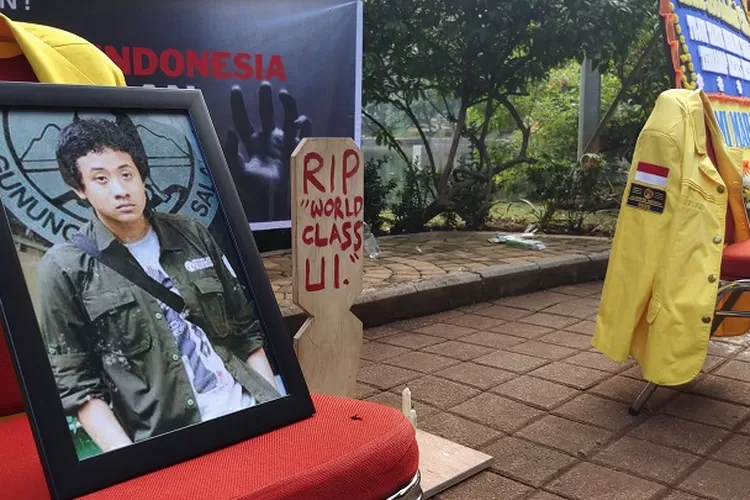 Sepuluh tahun&nbsp;Akseyna Ahad Dori, seorang mahasiswa Universitas Indonesia (UI) ditemukan tewas di Danau Kenanga, kompleks kampus UI.&nbsp;Hingga hari ini, misteri kematiannya masih menyelimuti benak keluarga, teman, dan masyarakat luas.*