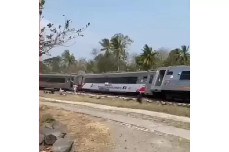 Kecelakaan kereta api terjadi di Kalimenur, Kapanewon Sentolo, Kabupaten Kulon Progo (dok Instagram lambeturah)
