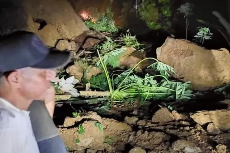 Mereka diperkirakan hilang karena terseret longsor susulan. (dok bnpb.go.id)