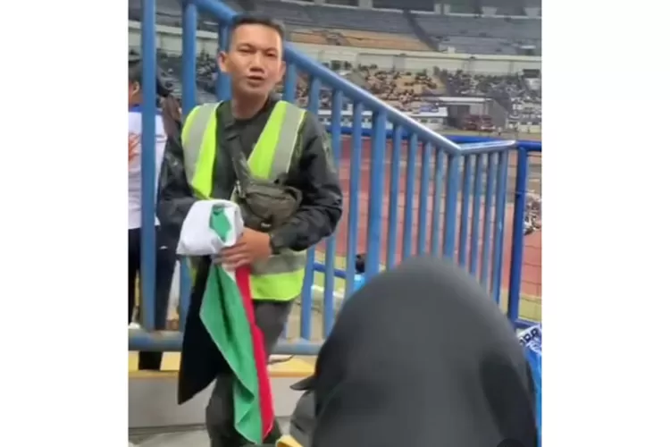 Viral seorang petugas mencabut bendera Palestina yang berada di Stadion Gelora Bandung Lautan Api. (dok Instagram terangmedia)