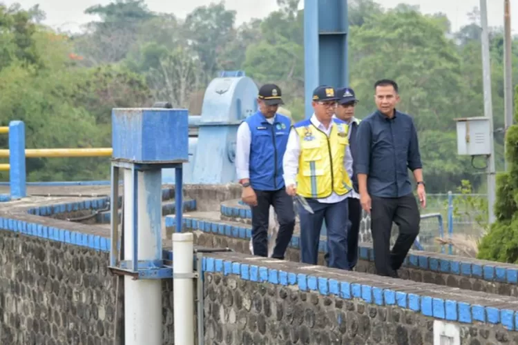Penjabat Gubernur Jawa Barat Bey Machmudin melakukan tinjauan di Bendung Barugbug (dok   jabarprov.go.id)