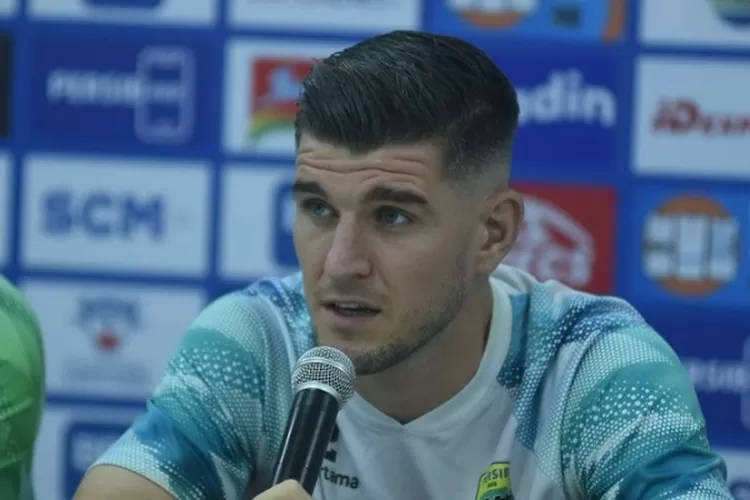 Bek Persib Nick Kuipers mengungkapkan prediksi bahwa laga tersebut berat (dok persib.co.id)