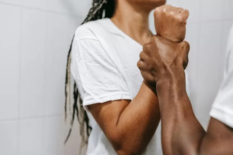 ilustrasi kamu bersama seorang yang suka playing victim. (pexels.com / Alex Green)