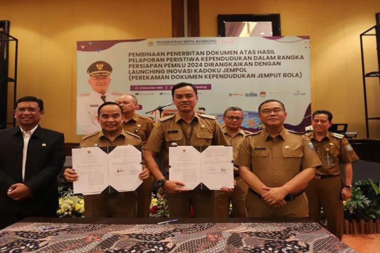 Ketua DPRD Kota BandungTeddy Rusmawan saat peluncuran inovasi Kadoku Jempol (dok. DPRD Kota Bandung)