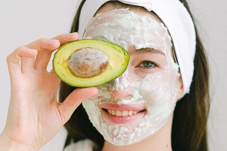 Ilustrasi mudah, hemat, dan alami masker wajah racikan sendiri (pexel/annashvets)