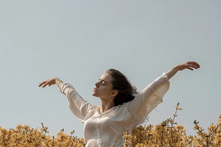 Ilustrasi mental yang sehat membentuk hubungan yang lebih baik dengan diri sendiri (pexel/maksimgoncharenok)