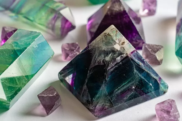 pancaran energi positif dari kristal  (pexel/castorlystock)