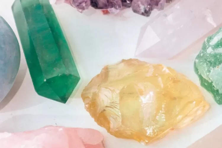 kristal kuning simbol keberuntungan   (pexel/alinavilchenko)