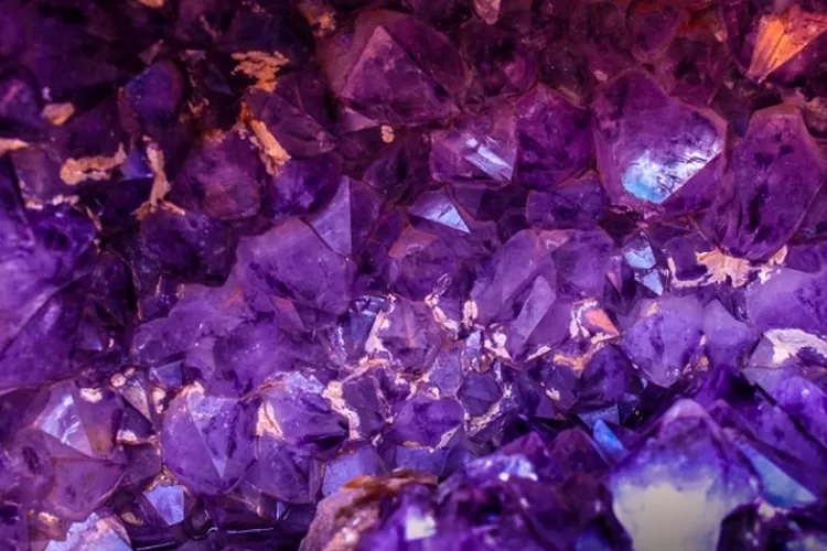 Ilustrasi kristal lapidolite yang cantik menjaga keseimbangan hidup (pexel/jonnylew)